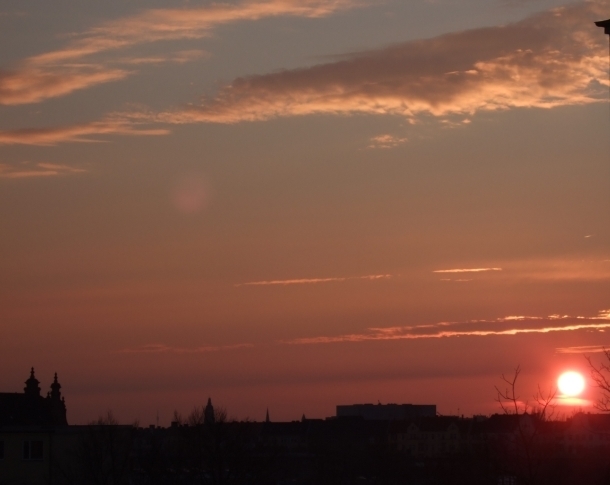 Der große Himmel über Berlin schön und düster zugleich - hier in Schöneberg - 610